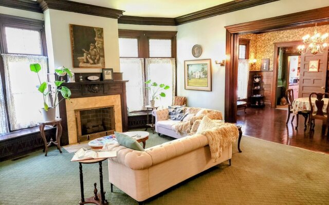 The Kings Throne Inn and Guest House