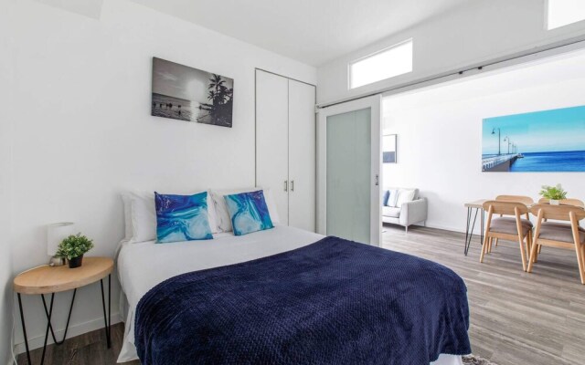Beautiful 2BR APT With Balcony, Pool and Gym