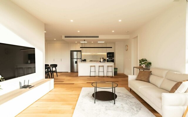 Luxurious 3 Bedroom Home Near Chadstone With Parking