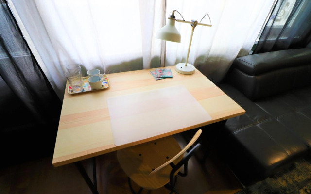 Naomi app,Netflix,between bus and train station