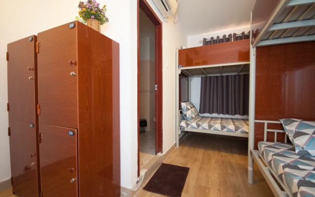 The Prince of Whales Hostel & Bar