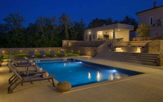 Villa Astrum With Heated Pool Jacuzzi and Sauna