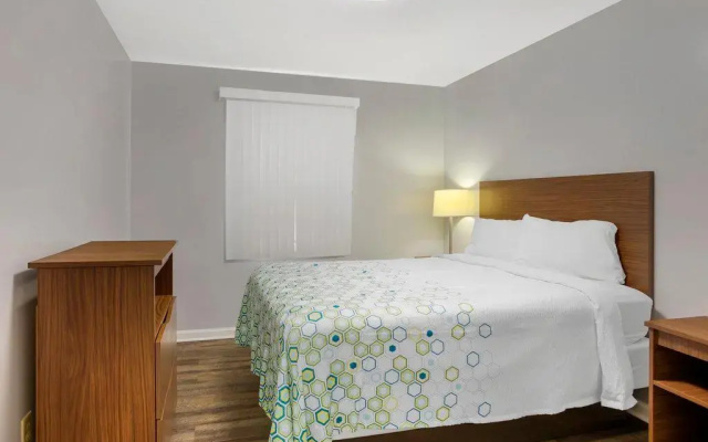 HomeTowne Studios by Red Roof Huntsville - Madison
