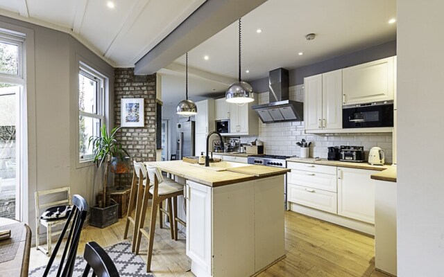 Gorgeous 4-bed Home With a Fireplace and Terrace