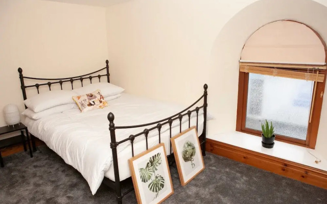 1 Bedroom Apartment by Gloucester Road