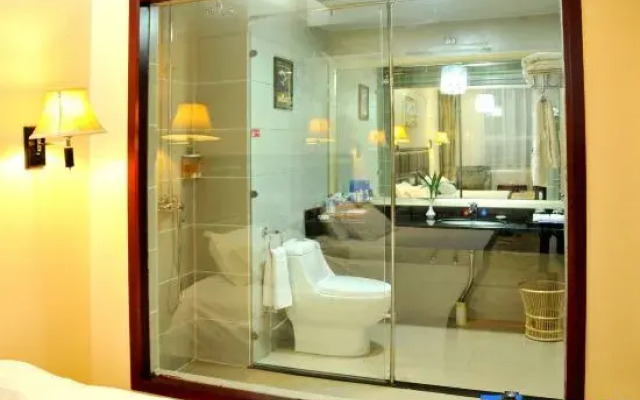 Ease Hotel · Qu (Wuhan Guanggu Square Yangjiawan Subway Station)