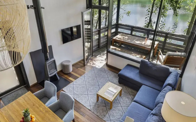 Sky Pad: Lakeside Retreat