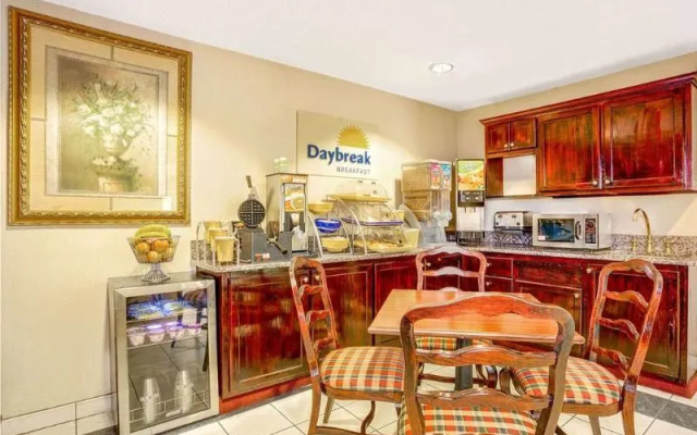 Days Inn And Suites Peachtree City