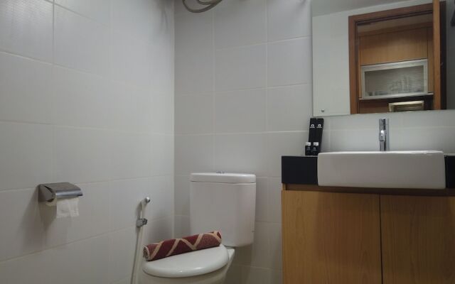 Strategic Studio Apartment at Beverly Dago with Mountain View