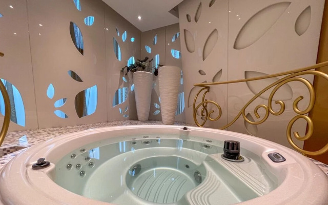 LUX Lavish Suite with Full Marina View 4