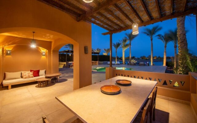 Chic 3BR Villa West Golf with Pool, Lagoon View & Guest House