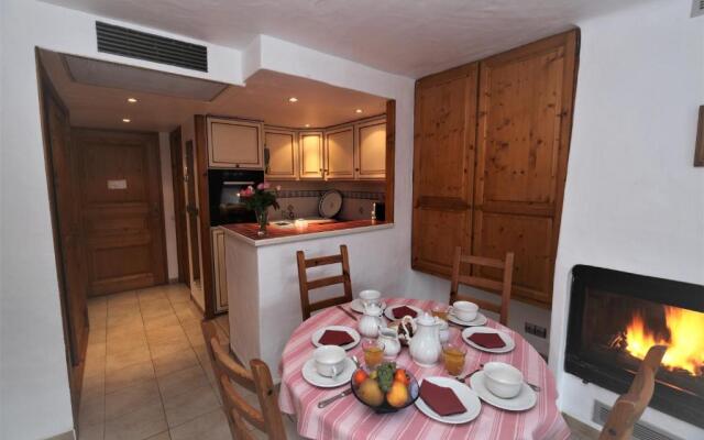 Apartment Ecureuil 200m - Living room with fireplace