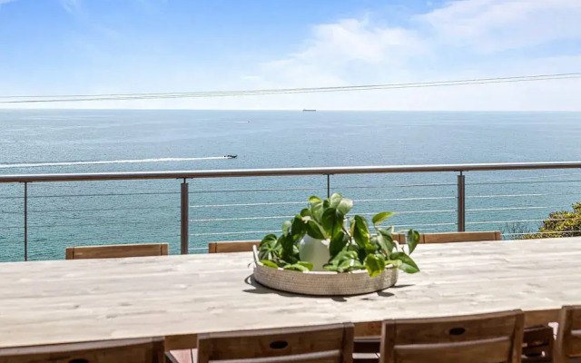 Clifftop Coastal Sanctuary With Panoramic Views
