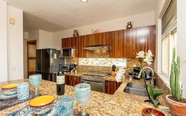 Sleeps 6 Views Beach 1 Block