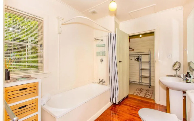 Waterfront Bach - Raglan Bach