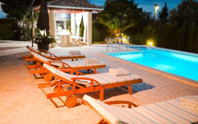 Villa Eleganza With Pool For 9 Guests , Zadar