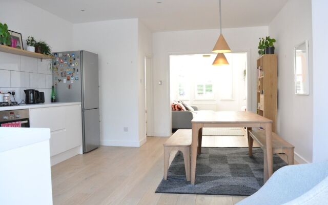 Fantastic 2 Bedroom 2 Storey House in Tooting
