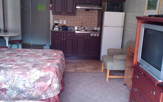 August Jack Motor Inn