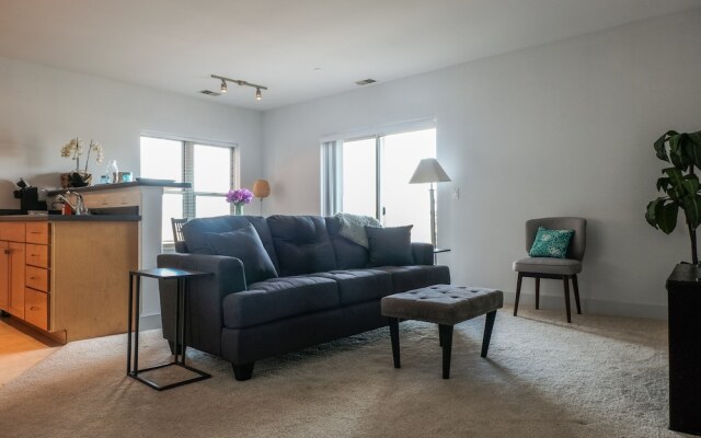 Spacious Townhome w Parking by Frontdesk