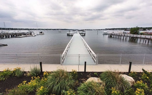 Fathoms Hotel & Marina