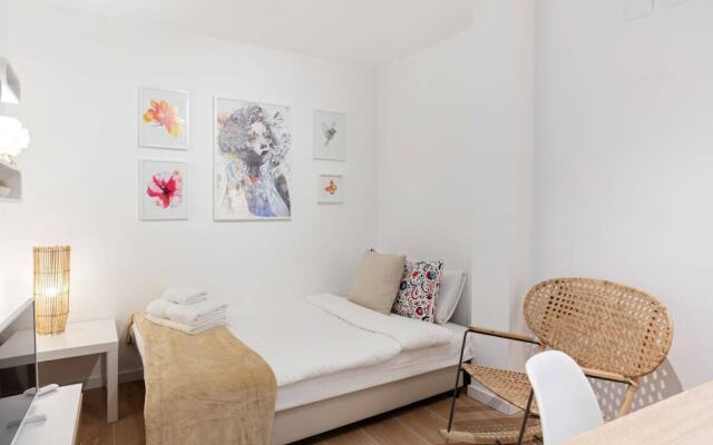 Bright & Modern Two Bed Apartment in Madrid