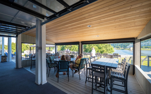 Riverboat Inn and Suites