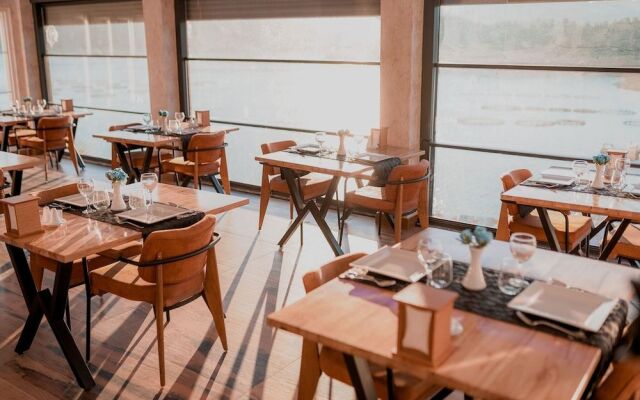 Dolphin Boutique Hotel & Restaurant