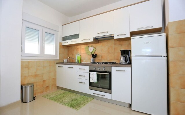 Spacious Apartment By The Beach