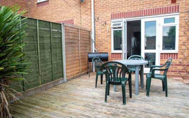 Contractorscleancharming 2-bed House in Coventry