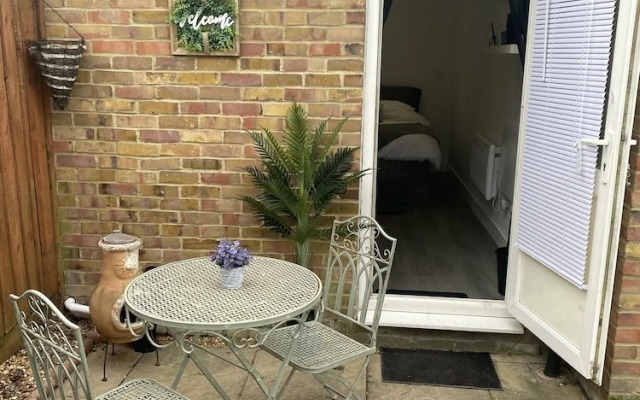 Beautiful 1-bed Studio in Uxbridge, London