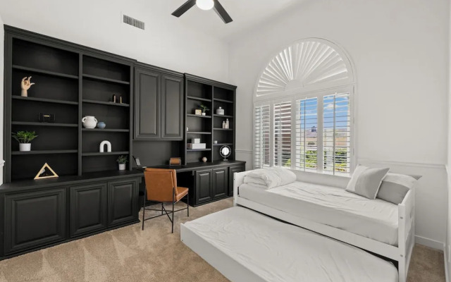 Pool Table, Putting Green: Luxury Oasis in Mesa