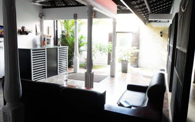 Tharusha Holiday Inn
