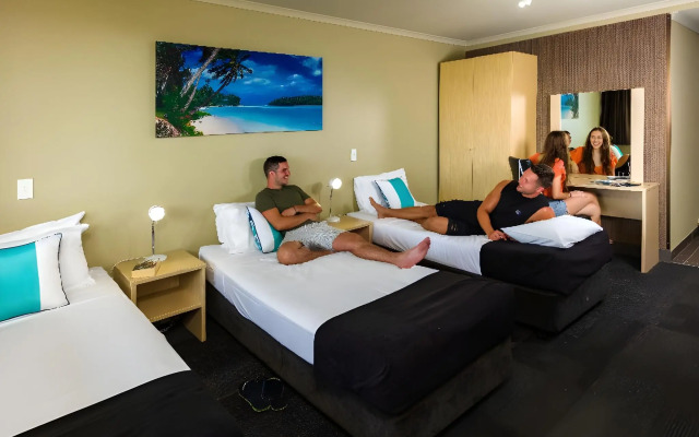 Gilligan's Backpackers Hotel & Resort