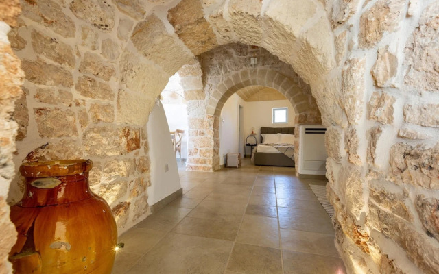 2220 Trulli Biancapetra by Perle di Puglia