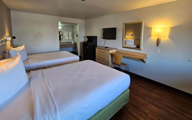 Rodeway Inn & Suites Thousand Palms - Rancho Mirage