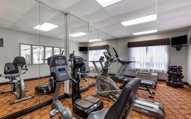 Quality Inn & Suites I-35 E / Walnut Hill
