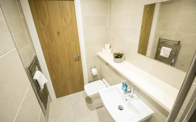 Large And Modern 2 Bedroom Flat With City Views