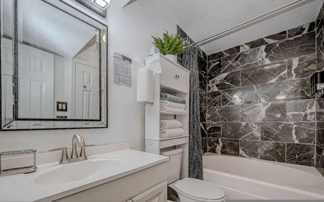 Upscale 1BR Condo in Med Center