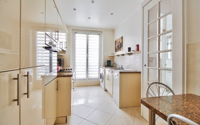 Bright apartment - Victor Hugo