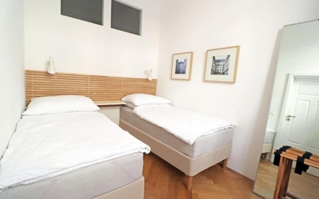 Center apt in best area near park & danube 20’to Airport
