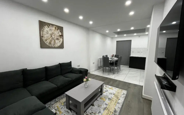 Spacious 4 Bed Home - Sleeps 7, Garden & Parking