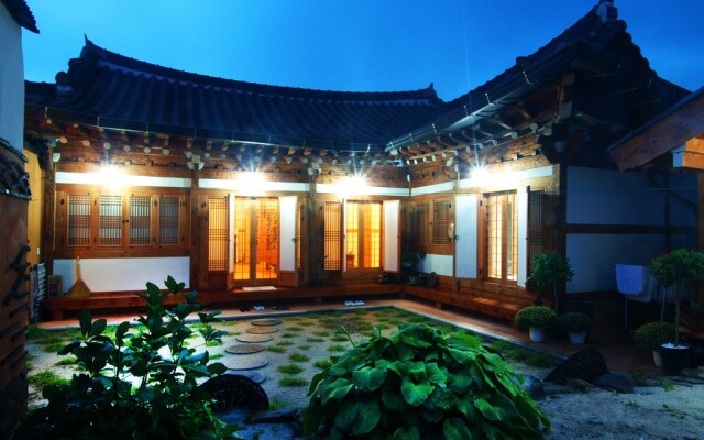 Saekdong Jeogori Hanok Guesthouse Jeonju