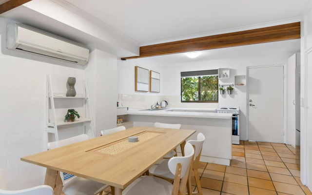 Stylish Townhouse, private courtyard walk to beach