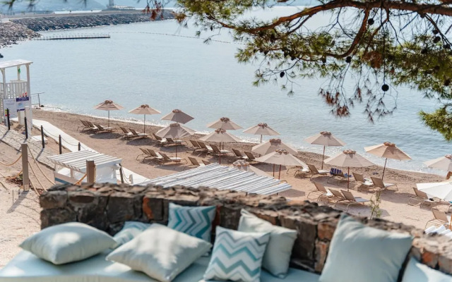Lustica Bay