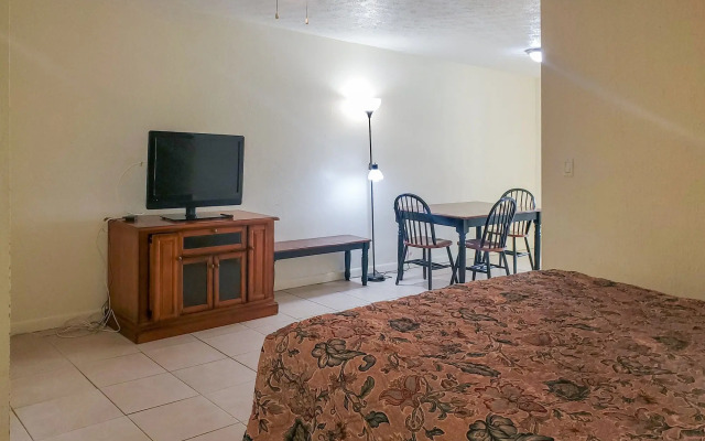 Captain's Table Hotel