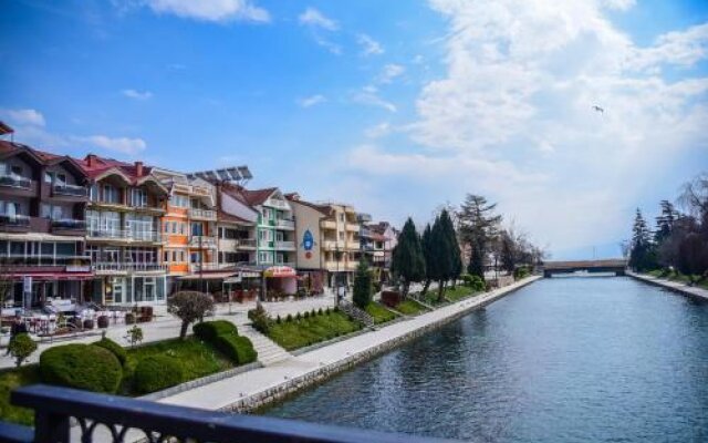Art Caffe Struga River View Hotel