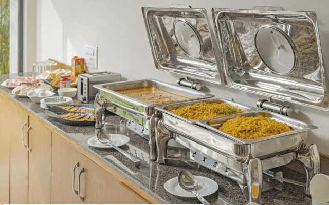 Itsy Hotels Everest Leela Residency