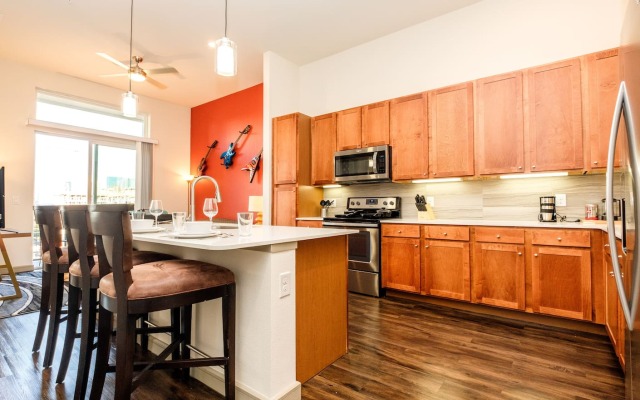 RockNRoll Penthouse Suite l Awesome Apt downtown.