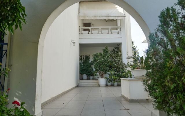 Breeze One Bedroom Apartment by BluPine
