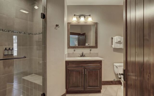 Luxury & Modern 2 Bdrm/2 Bath On Peak 7 2 Bedroom Condo by RedAwning